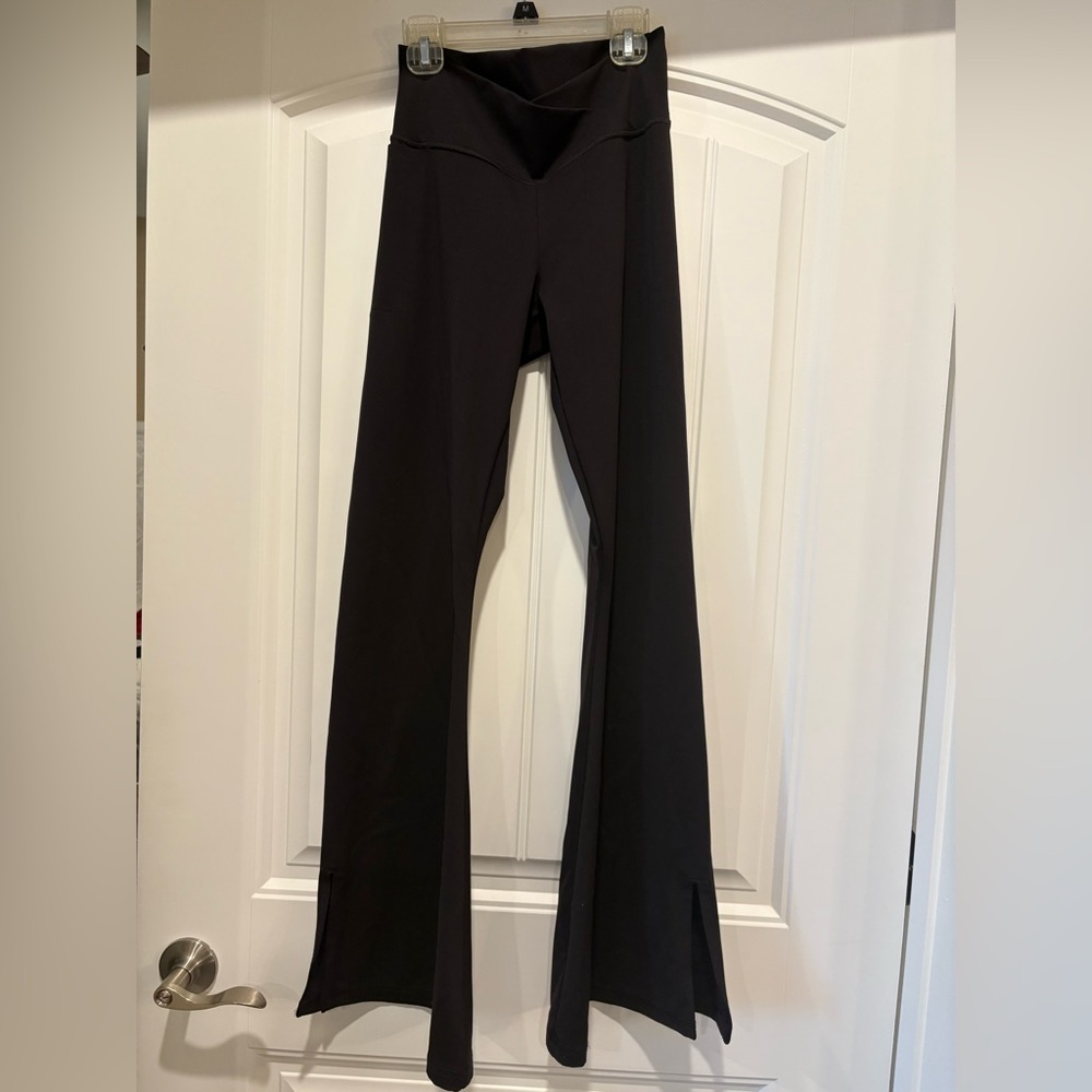 Hollister Social Tourist Black Cross over Flared Leggings size Medium